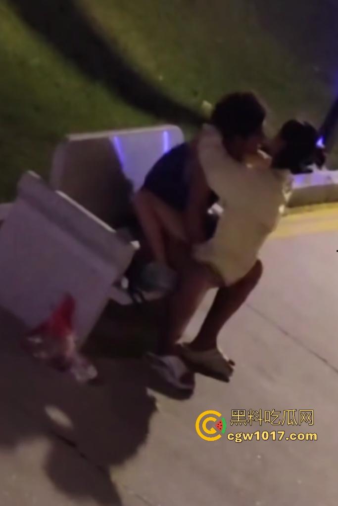 从白天到黑夜,4号楼教学楼户外石椅,校园男女搔痒难耐,穿开裆裤疯狂骑乘!书扔地上,奶子握在手里!