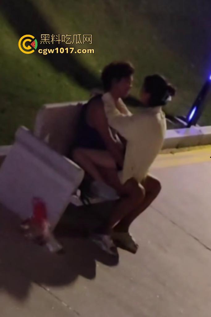 从白天到黑夜,4号楼教学楼户外石椅,校园男女搔痒难耐,穿开裆裤疯狂骑乘!书扔地上,奶子握在手里!