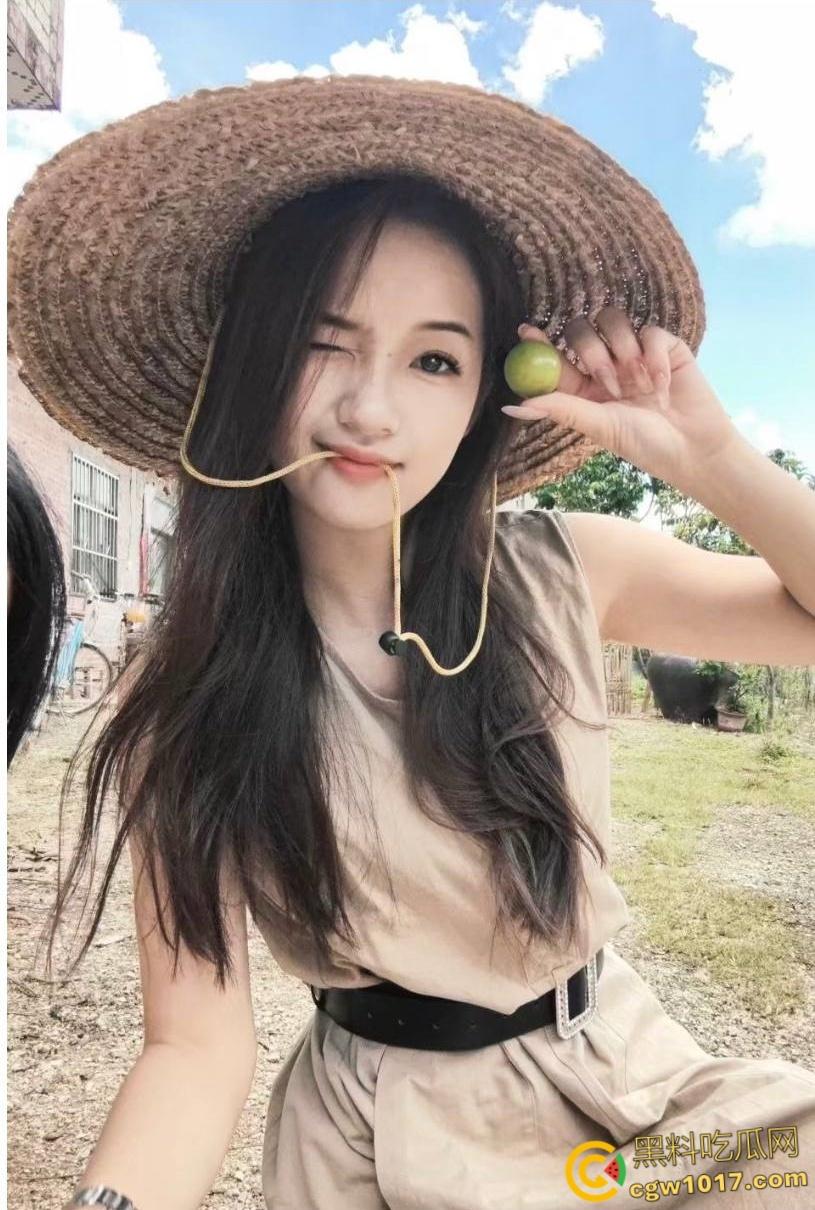 让姐姐插着跳蛋打扫卫生,饥渴奶奶的的姐姐,捏着奶子还喊着爸爸操我,按住头疯狂口交,后入内射小嫩穴!