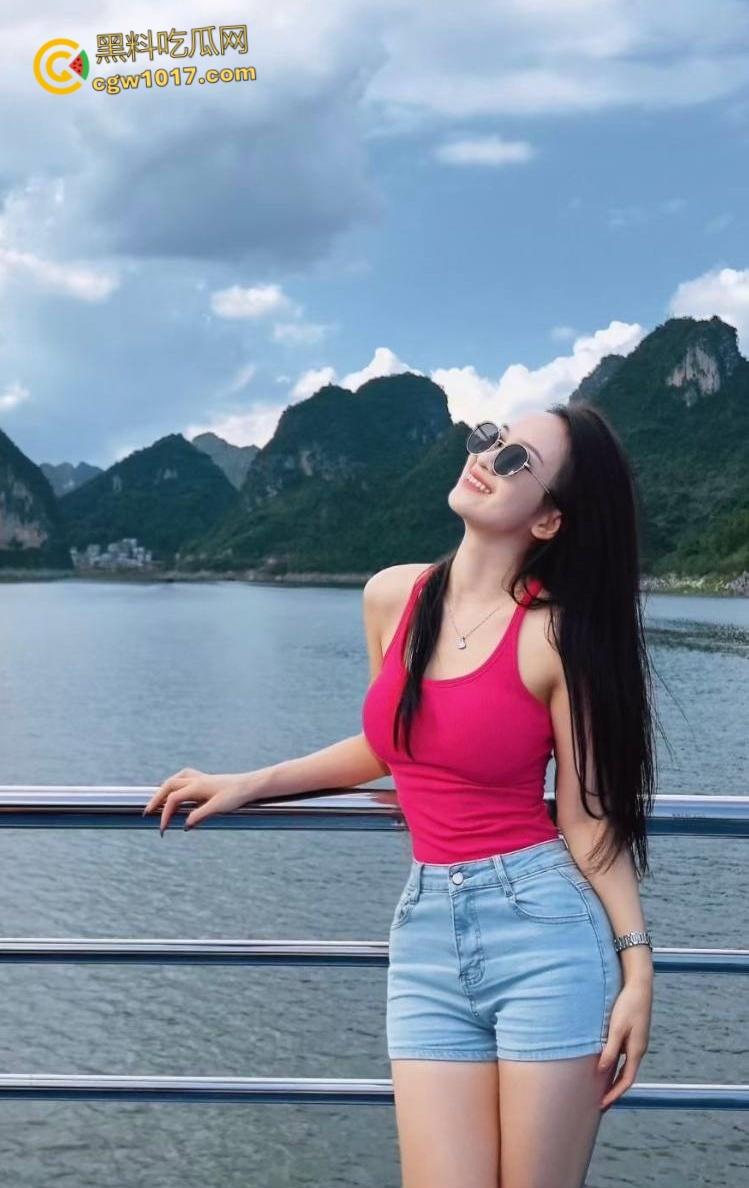 让姐姐插着跳蛋打扫卫生,饥渴奶奶的的姐姐,捏着奶子还喊着爸爸操我,按住头疯狂口交,后入内射小嫩穴!