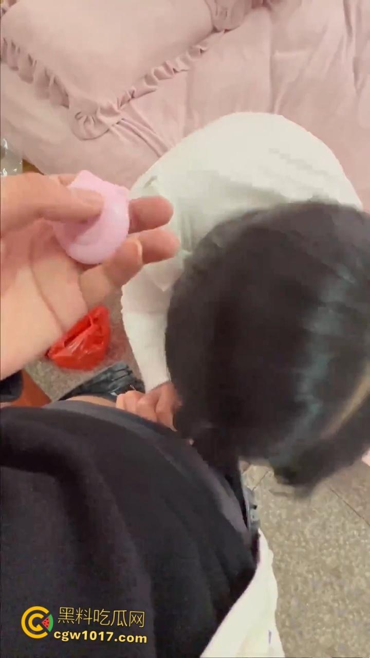 让姐姐插着跳蛋打扫卫生,饥渴奶奶的的姐姐,捏着奶子还喊着爸爸操我,按住头疯狂口交,后入内射小嫩穴!