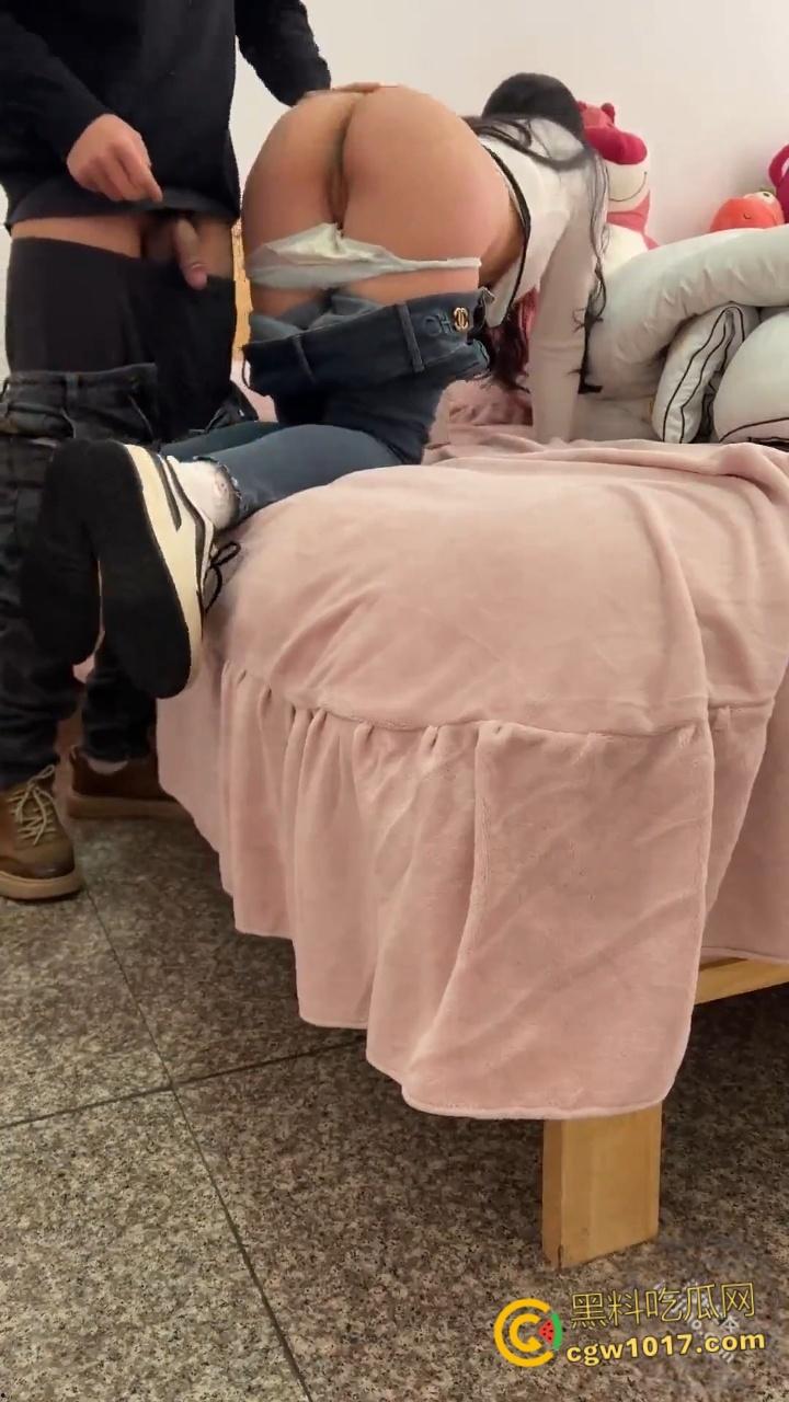 让姐姐插着跳蛋打扫卫生,饥渴奶奶的的姐姐,捏着奶子还喊着爸爸操我,按住头疯狂口交,后入内射小嫩穴!