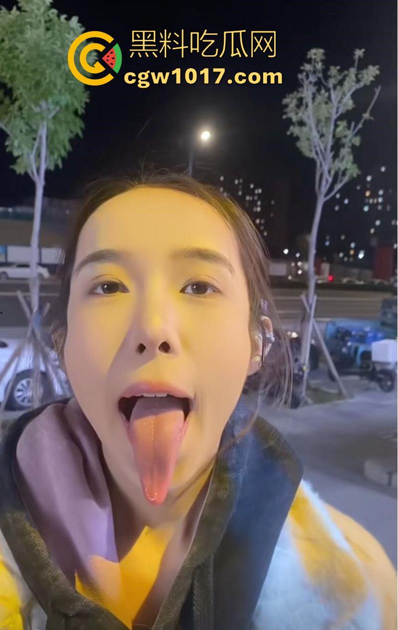 抖音15万粉丝网红【啊瓜满街跑】性爱视频被爆，调教03年极品女友，玩各种虐待性爱，把女友调教成私人玩物！