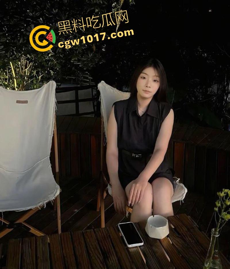 深圳农业银行柜员【林默莉】为求业绩下班幽会金主,不为错过每个业务,边跟大哥做爱边接电话,露脸骑乘反差拉满!