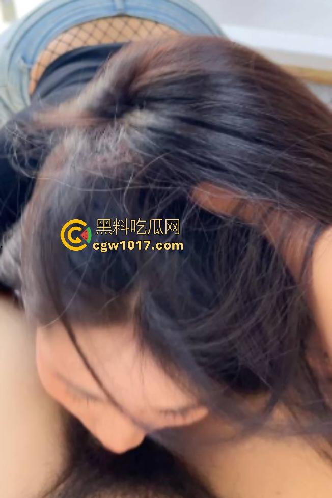 海角大神约炮渔网人妻!脱裤就见渔网袜,欠操母狗撅屁股戴钻石肛塞没热身直接操,吃牛肉长大的肥臀真Q弹!