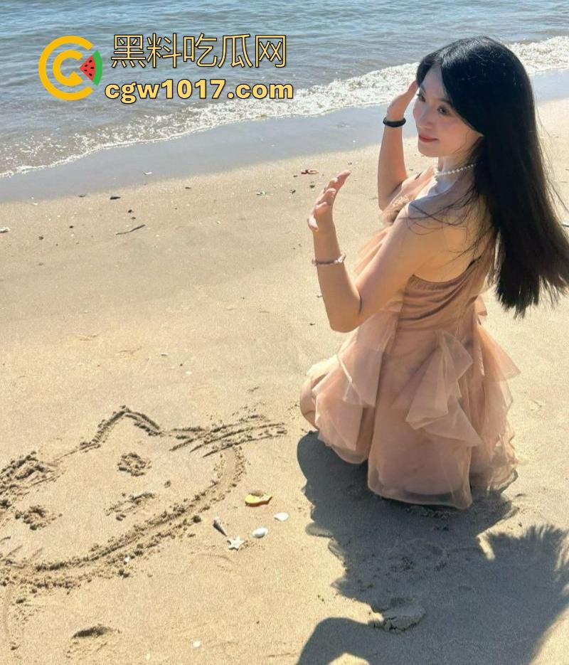 海南极品英语老师【刘玉瑶】跟男友性爱视频曝光,课后做爱释放欲望,狂扣肥逼抱起猛操,啪啪声回荡室内,端庄女教师私下野性十足!