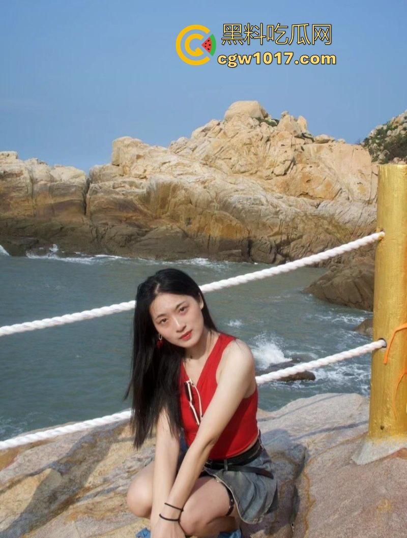 海南极品英语老师【刘玉瑶】跟男友性爱视频曝光,课后做爱释放欲望,狂扣肥逼抱起猛操,啪啪声回荡室内,端庄女教师私下野性十足!