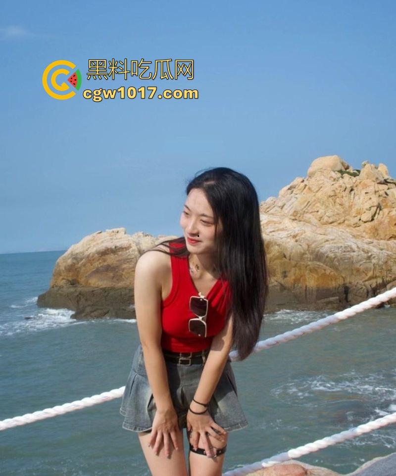 海南极品英语老师【刘玉瑶】跟男友性爱视频曝光,课后做爱释放欲望,狂扣肥逼抱起猛操,啪啪声回荡室内,端庄女教师私下野性十足!