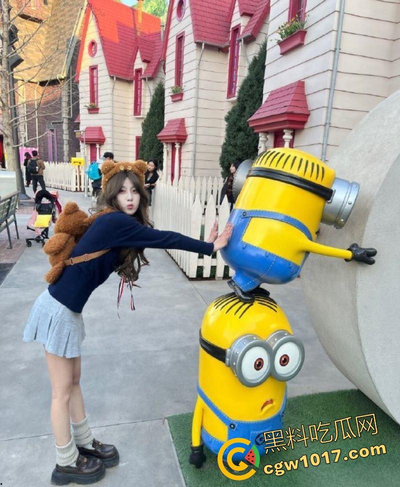 潍坊艺校摩天轮百米啪啪女主【袁雯晴】最新做爱视频曝光,高颜值小母狗,日常吃鸡做爱,各种场所都尝试过,玩法花式挑逗你下体!