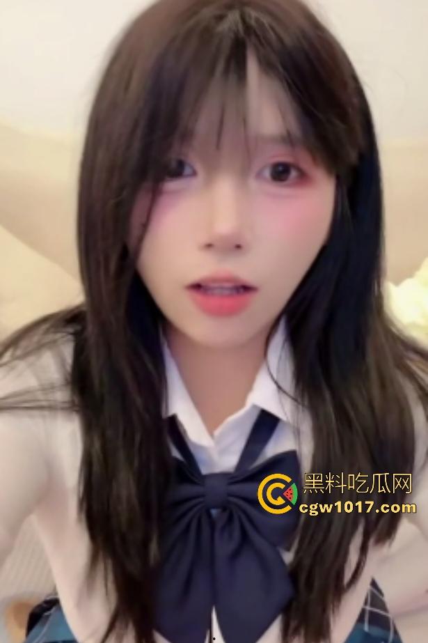 美女【落月】穿校服一对一道具自慰！谁知是隔壁大爷买断视频在看，听到说喜欢美国人鸡巴，大爷都自卑了！