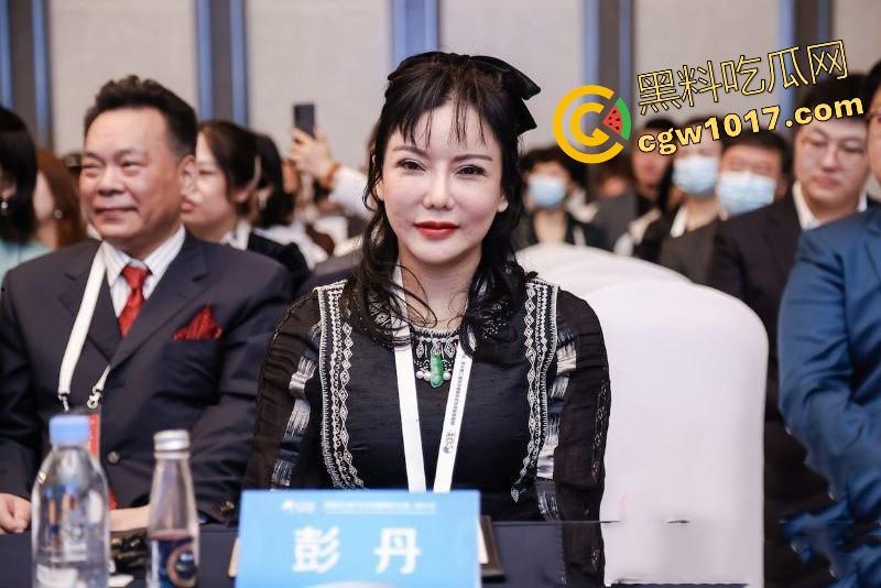 香港三级片女王【彭丹】靠着36F大奶一脱成名，如今天当上了干部，中国影视从此少了一位三级片女王，又多了位无关紧要的院长！