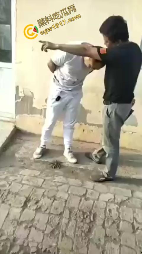 巷中血战：刀光闪烁，白衣男子求锤得锤，黑衣男子疯狂连刀，街头惊魂一幕，鲜血四溅，震惊全城！