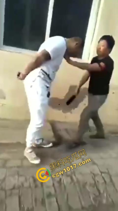 巷中血战:刀光闪烁,白衣男子求锤得锤,黑衣男子疯狂连刀,街头惊魂一幕,鲜血四溅,震惊全城!