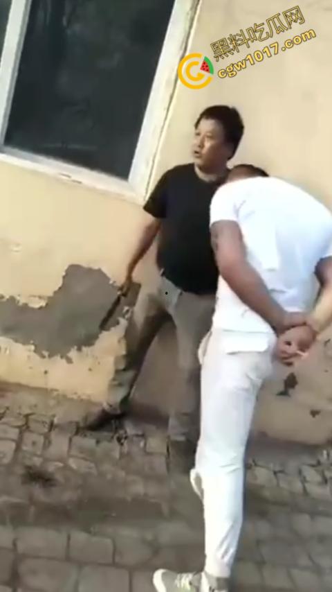 巷中血战:刀光闪烁,白衣男子求锤得锤,黑衣男子疯狂连刀,街头惊魂一幕,鲜血四溅,震惊全城!