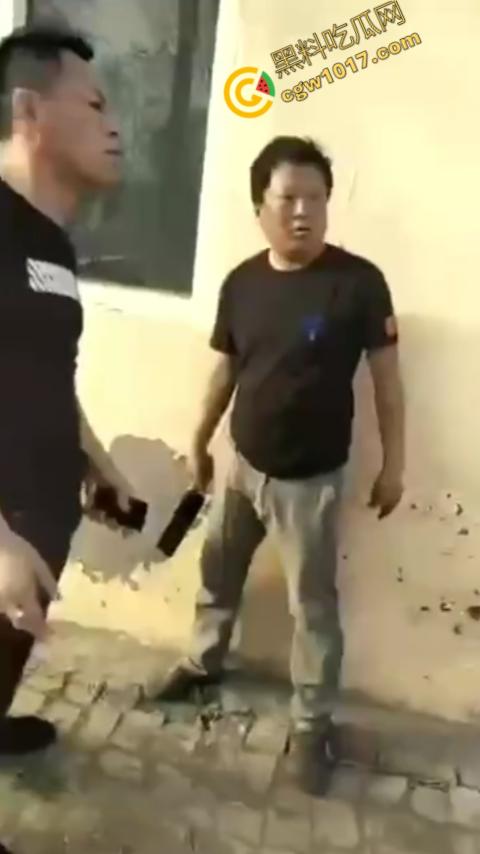 巷中血战:刀光闪烁,白衣男子求锤得锤,黑衣男子疯狂连刀,街头惊魂一幕,鲜血四溅,震惊全城!