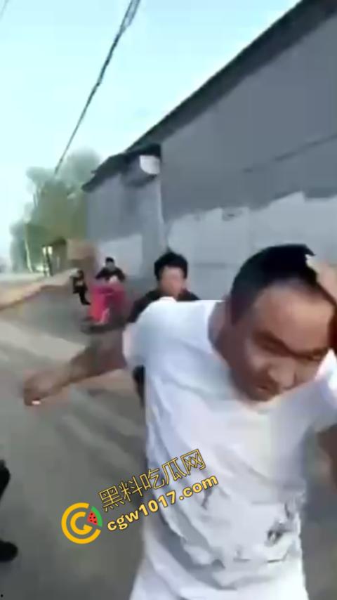 巷中血战:刀光闪烁,白衣男子求锤得锤,黑衣男子疯狂连刀,街头惊魂一幕,鲜血四溅,震惊全城!