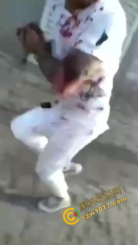 巷中血战:刀光闪烁,白衣男子求锤得锤,黑衣男子疯狂连刀,街头惊魂一幕,鲜血四溅,震惊全城!