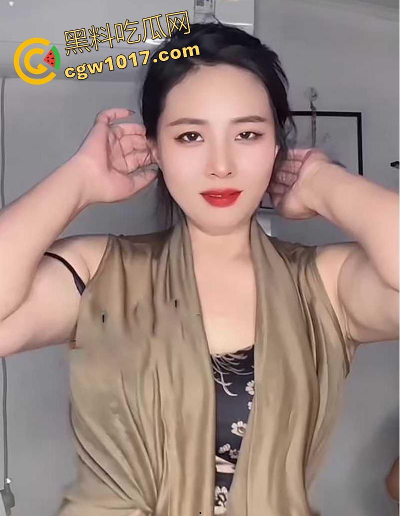 快手熟女网红【二娘肚皮舞】玩裸聊掰穴自慰喷尿!风韵犹存的微胖身材,犹如西瓜大的巨乳,比基尼骚裤下藏着久经沙场的肥穴!