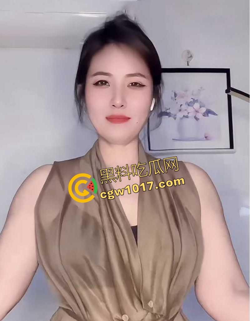 快手熟女网红【二娘肚皮舞】玩裸聊掰穴自慰喷尿!风韵犹存的微胖身材,犹如西瓜大的巨乳,比基尼骚裤下藏着久经沙场的肥穴!