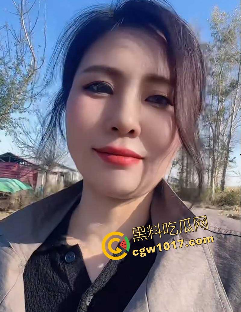 快手熟女网红【二娘肚皮舞】玩裸聊掰穴自慰喷尿!风韵犹存的微胖身材,犹如西瓜大的巨乳,比基尼骚裤下藏着久经沙场的肥穴!