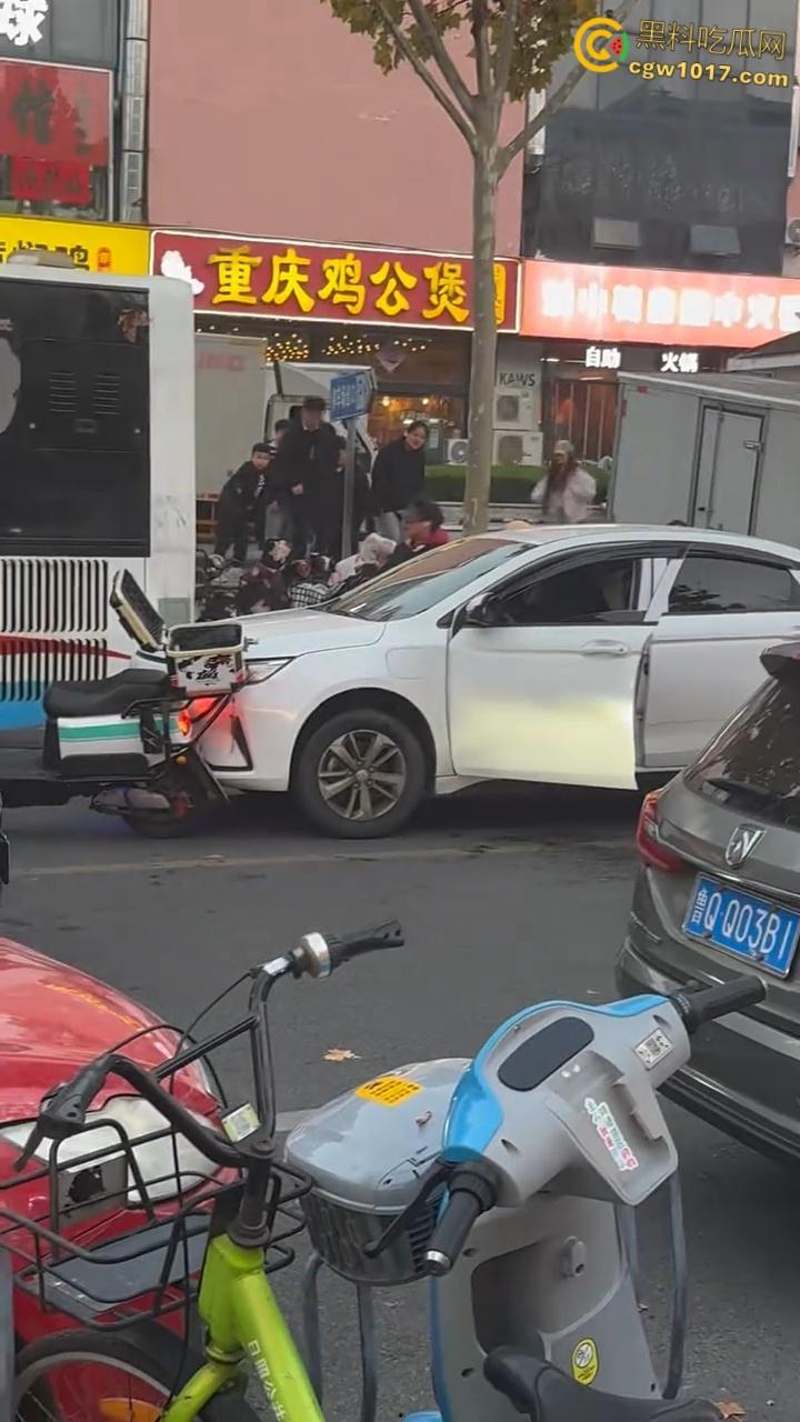 山东日照银色小车撞倒外卖小哥，下车后非但不道歉，反倒暴跳如雷，还遭司机浇水辱骂，路人怒斥霸凌 ！