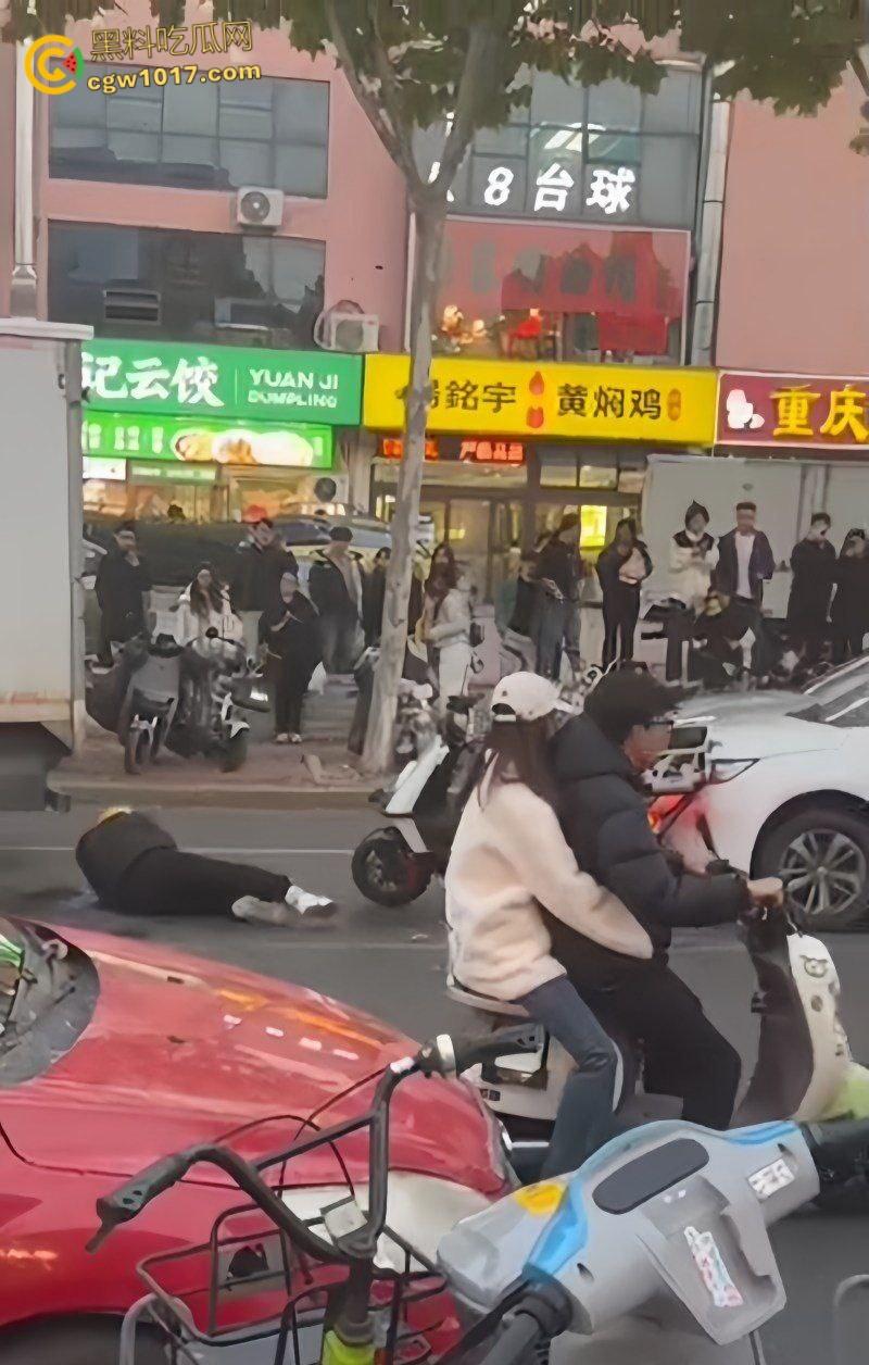 山东日照银色小车撞倒外卖小哥,下车后非但不道歉,反倒暴跳如雷,还遭司机浇水辱骂,路人怒斥霸凌 !