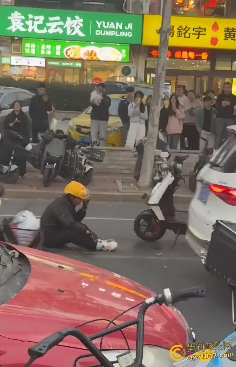 山东日照银色小车撞倒外卖小哥,下车后非但不道歉,反倒暴跳如雷,还遭司机浇水辱骂,路人怒斥霸凌 !