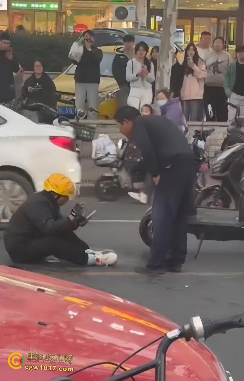 山东日照银色小车撞倒外卖小哥,下车后非但不道歉,反倒暴跳如雷,还遭司机浇水辱骂,路人怒斥霸凌 !