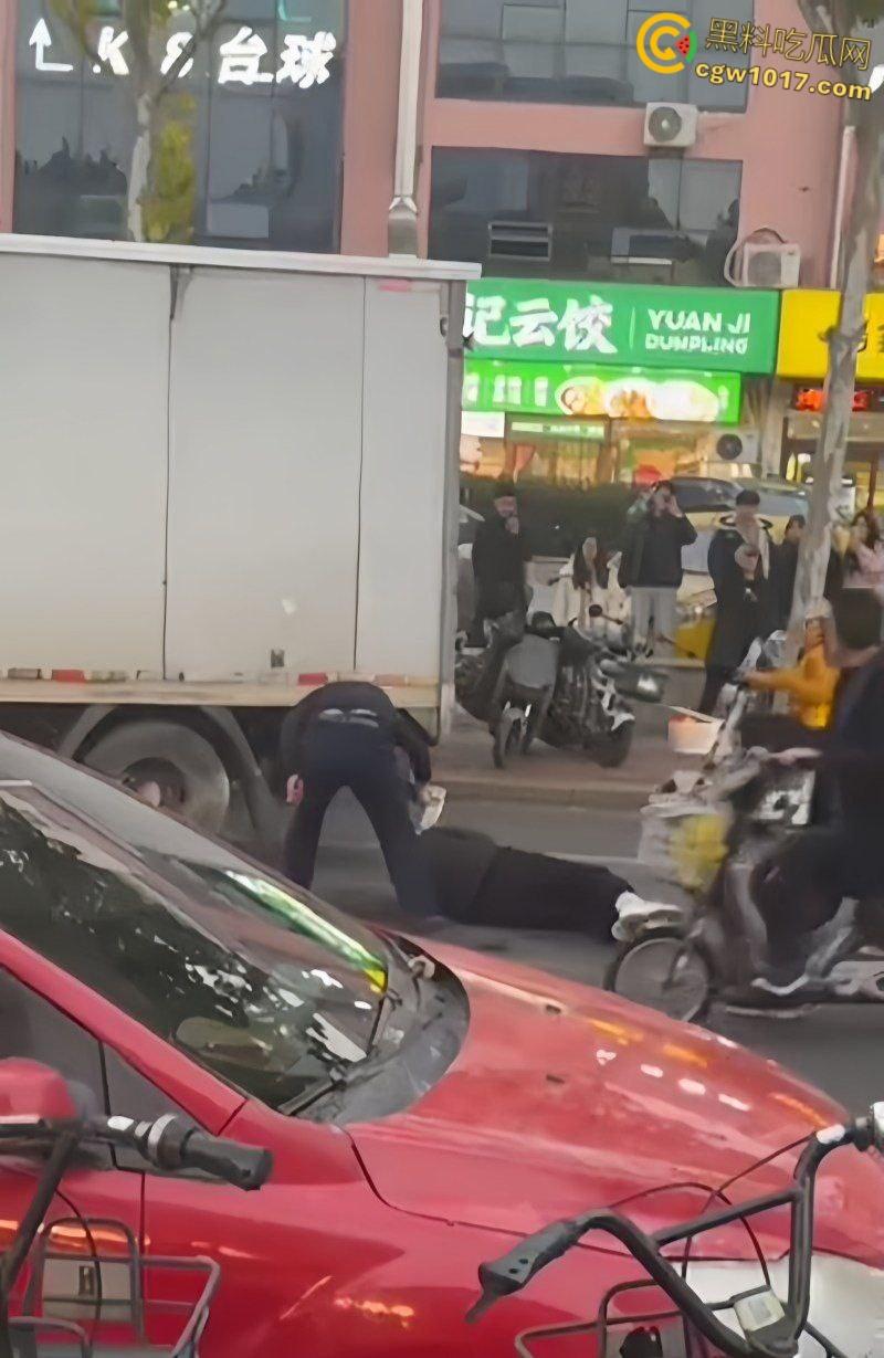 山东日照银色小车撞倒外卖小哥,下车后非但不道歉,反倒暴跳如雷,还遭司机浇水辱骂,路人怒斥霸凌 !