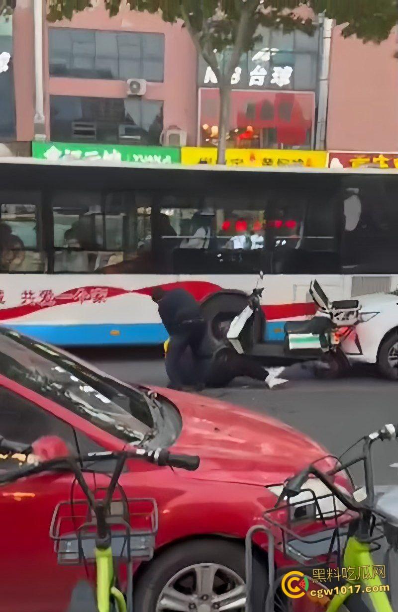 山东日照银色小车撞倒外卖小哥,下车后非但不道歉,反倒暴跳如雷,还遭司机浇水辱骂,路人怒斥霸凌 !