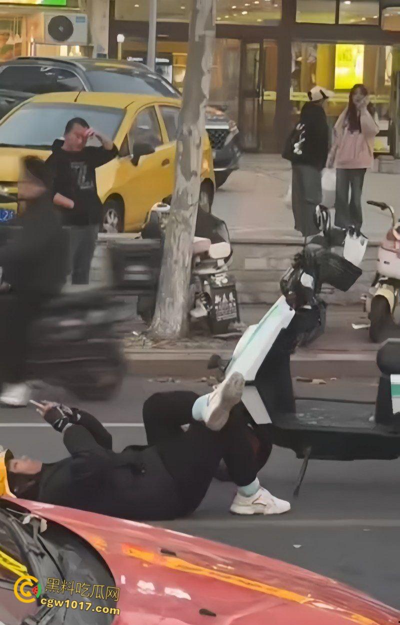 山东日照银色小车撞倒外卖小哥,下车后非但不道歉,反倒暴跳如雷,还遭司机浇水辱骂,路人怒斥霸凌 !