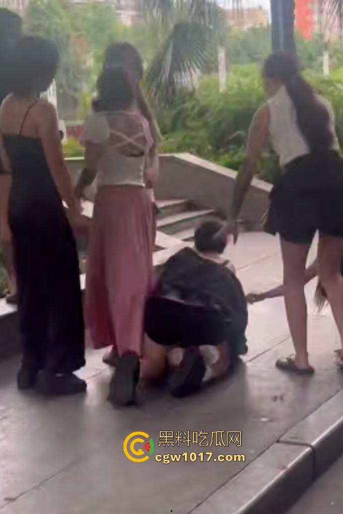 成都白天精神小妹集美们6打3!高跟踹头脱鞋底砸脑门太狠,三人牛逼抗打多人围殴,最后还得是男人来拉架!