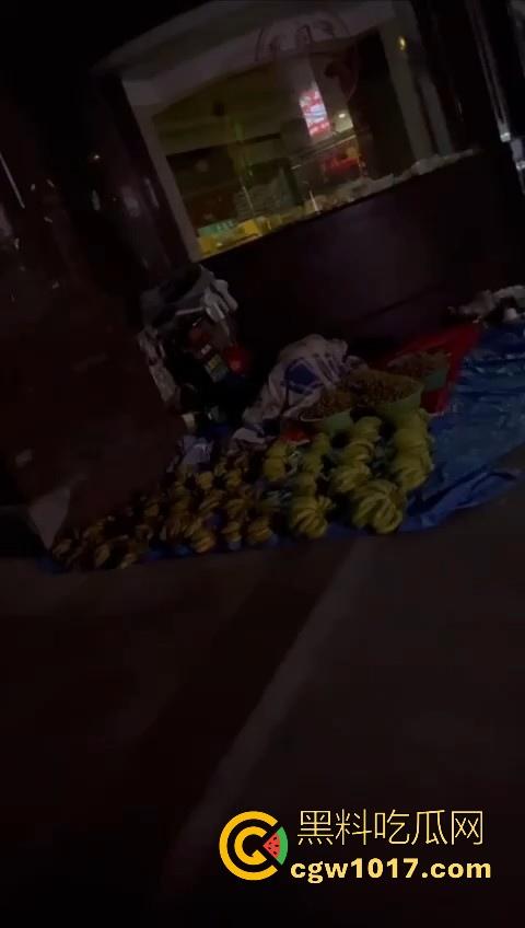 深夜摆摊过夜水果摊主街头做爱,路边铺张被子一盖跟老伴做爱,性欲也是够强的呀,小心点射,别把精液射水果上卖出去!