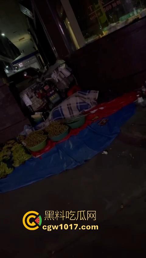 深夜摆摊过夜水果摊主街头做爱,路边铺张被子一盖跟老伴做爱,性欲也是够强的呀,小心点射,别把精液射水果上卖出去!