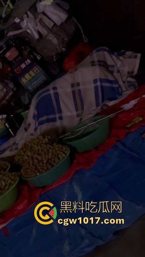 深夜摆摊过夜水果摊主街头做爱,路边铺张被子一盖跟老伴做爱,性欲也是够强的呀,小心点射,别把精液射水果上卖出去!