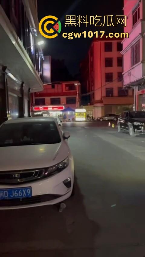 深夜摆摊过夜水果摊主街头做爱,路边铺张被子一盖跟老伴做爱,性欲也是够强的呀,小心点射,别把精液射水果上卖出去!