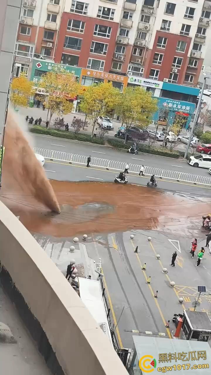 山西太原晋煤悦城,暖气主管道破裂嗷嗷喷水,高温热水裹挟泥沙喷涌而出,水柱高达数米 !