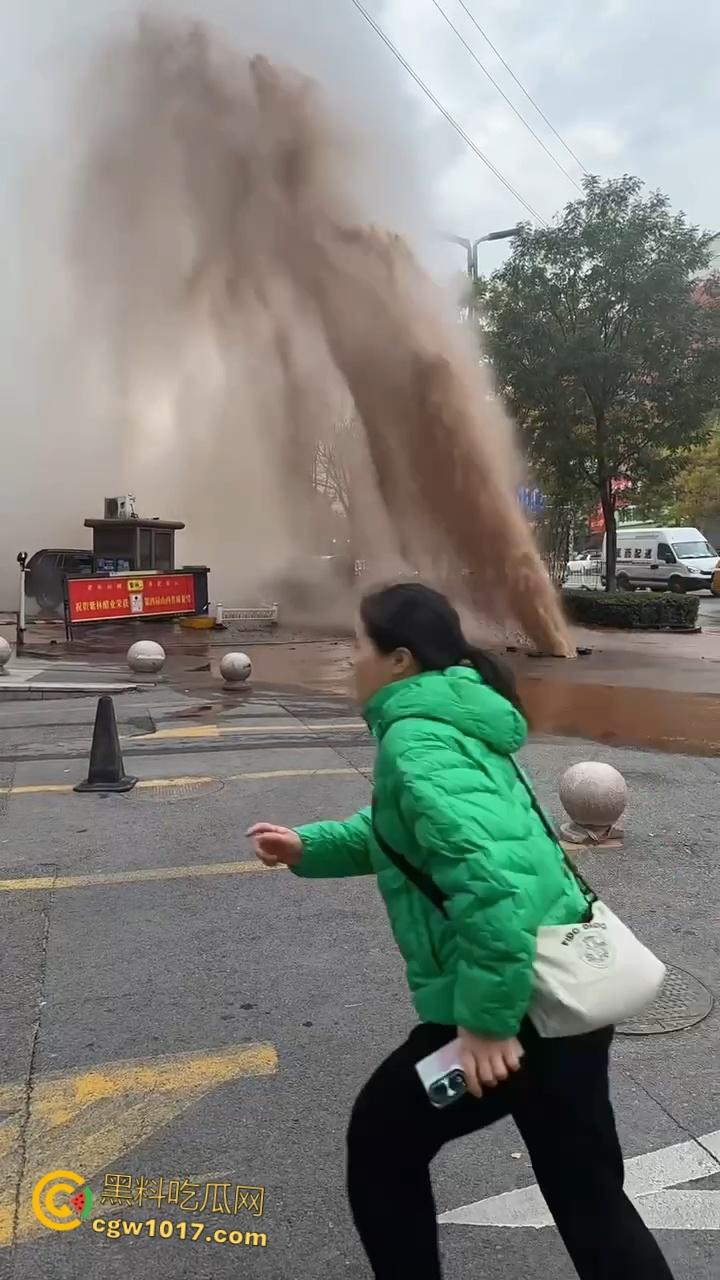 山西太原晋煤悦城,暖气主管道破裂嗷嗷喷水,高温热水裹挟泥沙喷涌而出,水柱高达数米 !