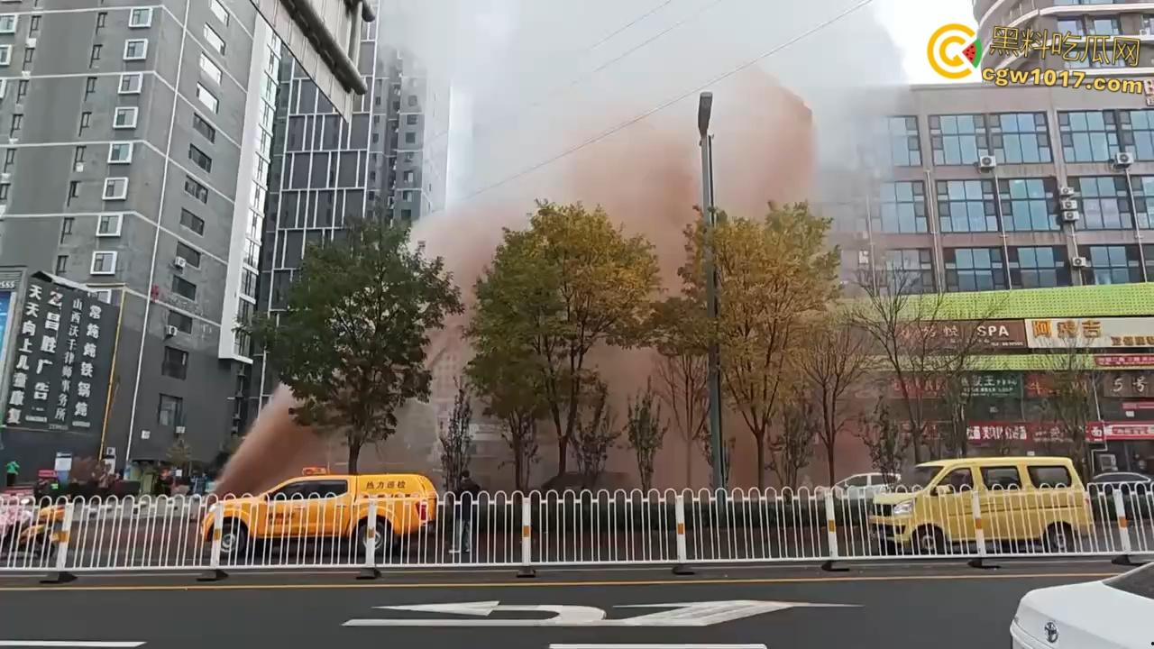 山西太原晋煤悦城,暖气主管道破裂嗷嗷喷水,高温热水裹挟泥沙喷涌而出,水柱高达数米 !