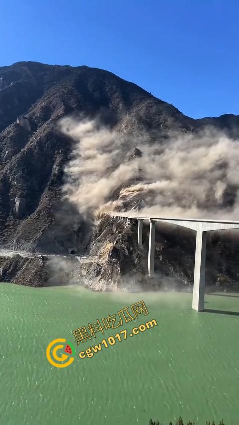 惊悚一幕!四川红旗大桥瞬间坍塌,山体滑坡无情吞噬人类杰作,初建十月竟成废墟,心惊胆战!