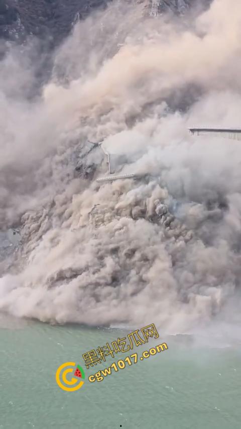 惊悚一幕!四川红旗大桥瞬间坍塌,山体滑坡无情吞噬人类杰作,初建十月竟成废墟,心惊胆战!