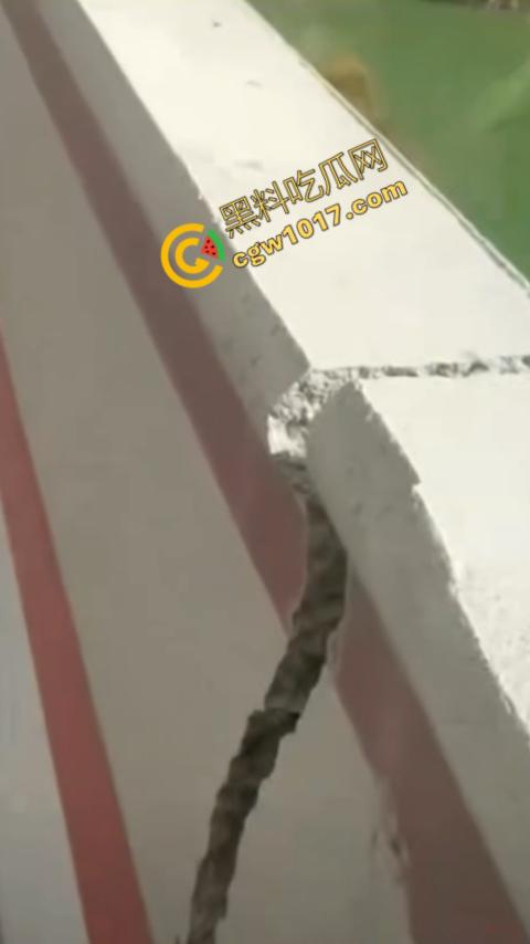 惊悚一幕!四川红旗大桥瞬间坍塌,山体滑坡无情吞噬人类杰作,初建十月竟成废墟,心惊胆战!