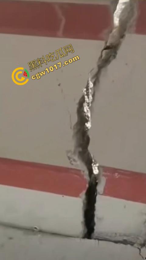 惊悚一幕!四川红旗大桥瞬间坍塌,山体滑坡无情吞噬人类杰作,初建十月竟成废墟,心惊胆战!