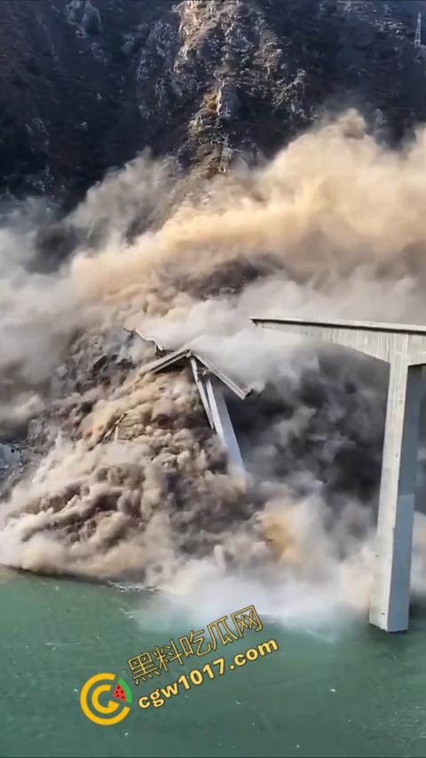 惊悚一幕!四川红旗大桥瞬间坍塌,山体滑坡无情吞噬人类杰作,初建十月竟成废墟,心惊胆战!