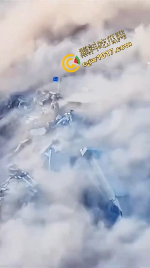 惊悚一幕!四川红旗大桥瞬间坍塌,山体滑坡无情吞噬人类杰作,初建十月竟成废墟,心惊胆战!