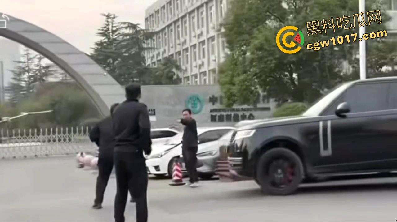 大型纪录片【路虎宣传片】持续为你播出,路虎大哥见义勇为撞翻持刀男子,后退瞄准机会就撞上去,难怪你能开路虎!