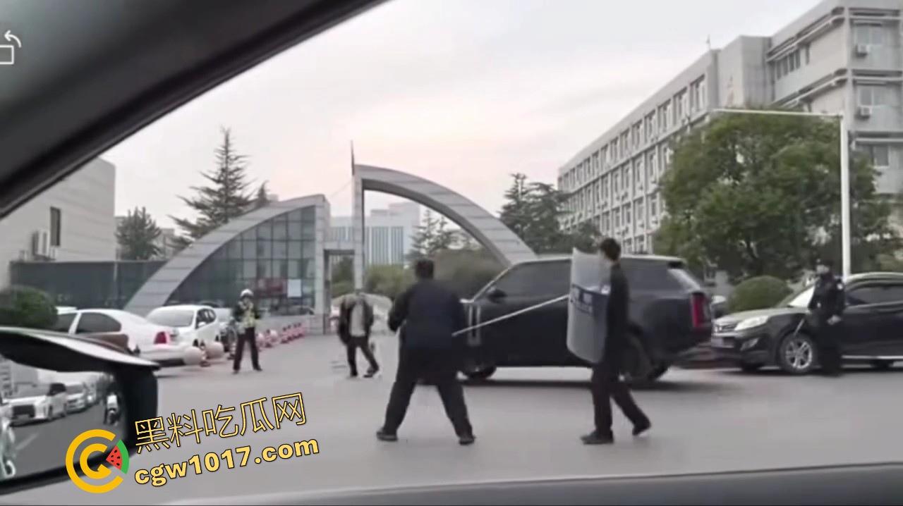 大型纪录片【路虎宣传片】持续为你播出,路虎大哥见义勇为撞翻持刀男子,后退瞄准机会就撞上去,难怪你能开路虎!