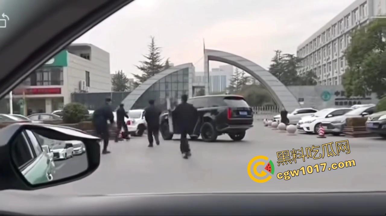 大型纪录片【路虎宣传片】持续为你播出,路虎大哥见义勇为撞翻持刀男子,后退瞄准机会就撞上去,难怪你能开路虎!