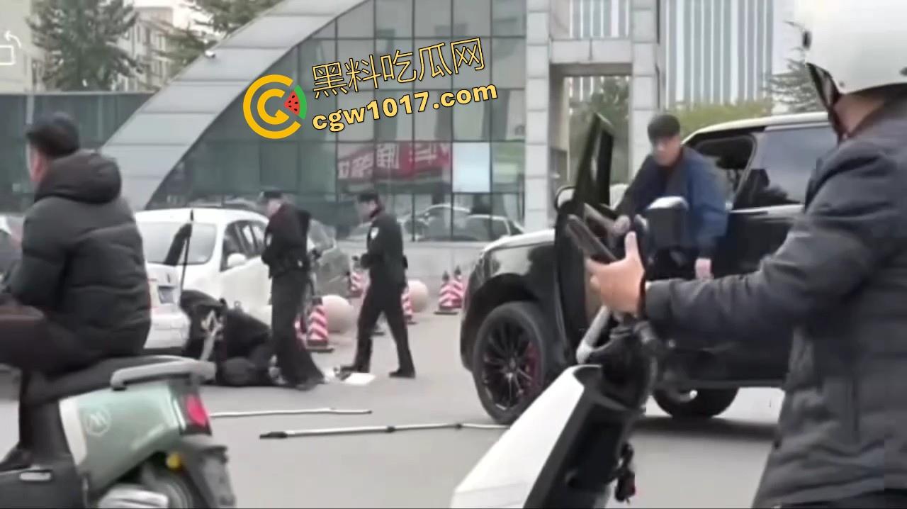 大型纪录片【路虎宣传片】持续为你播出,路虎大哥见义勇为撞翻持刀男子,后退瞄准机会就撞上去,难怪你能开路虎!