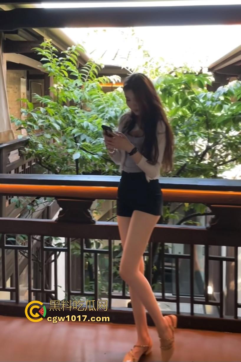 隔壁御姐太瘦了,来到她家给她吃点补品!无毛鲍被猛男操到眼神迷离,太瘦都不敢用力操,干脆口爆灌进去吧!